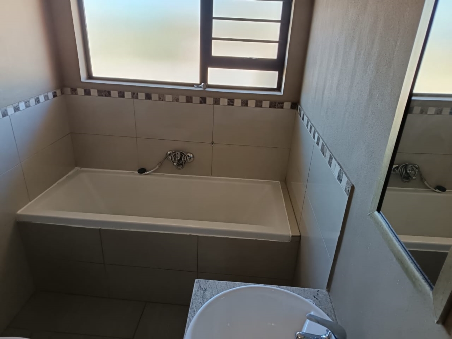 To Let 3 Bedroom Property for Rent in Hillside Free State